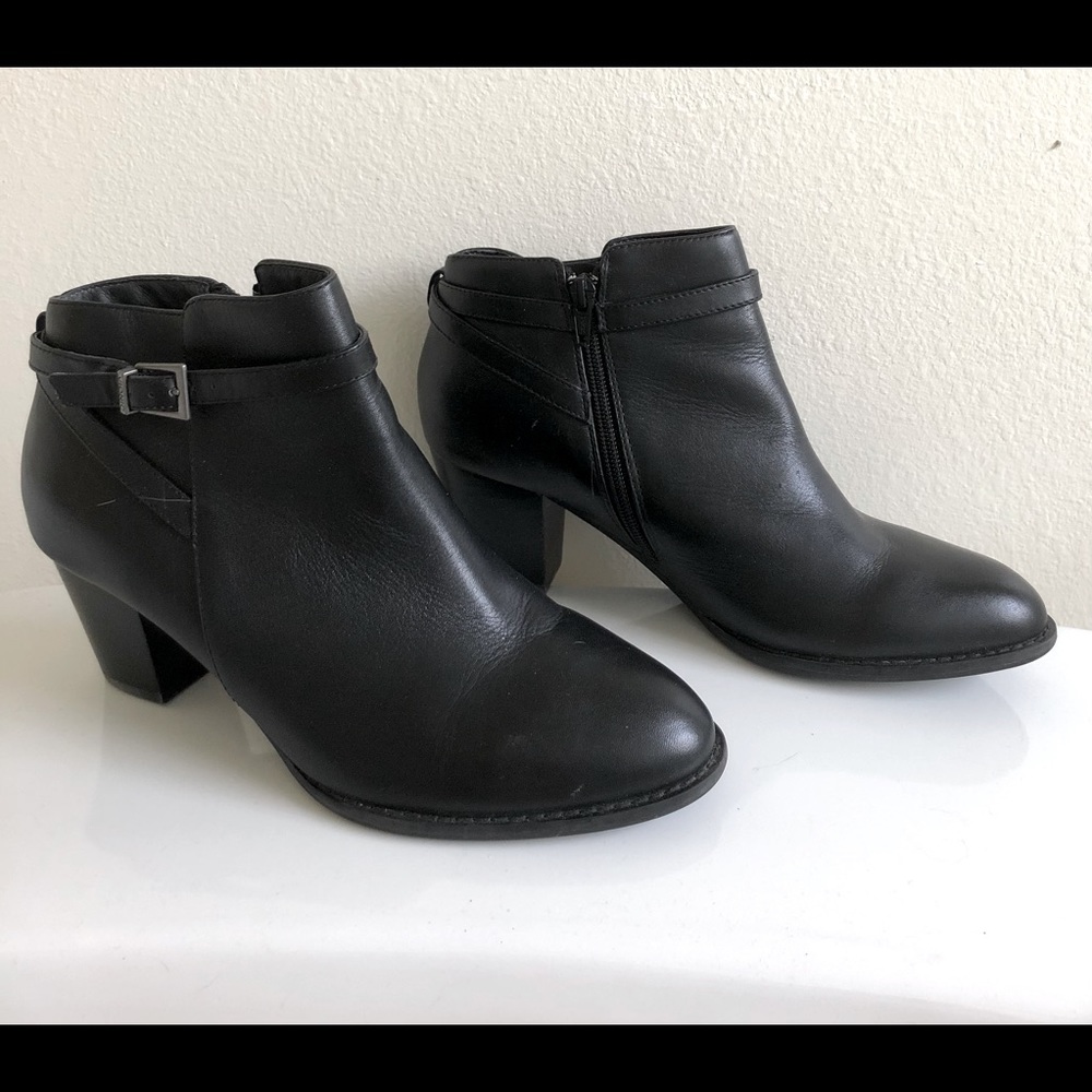 Beautiful Black Vionic Booties - 9